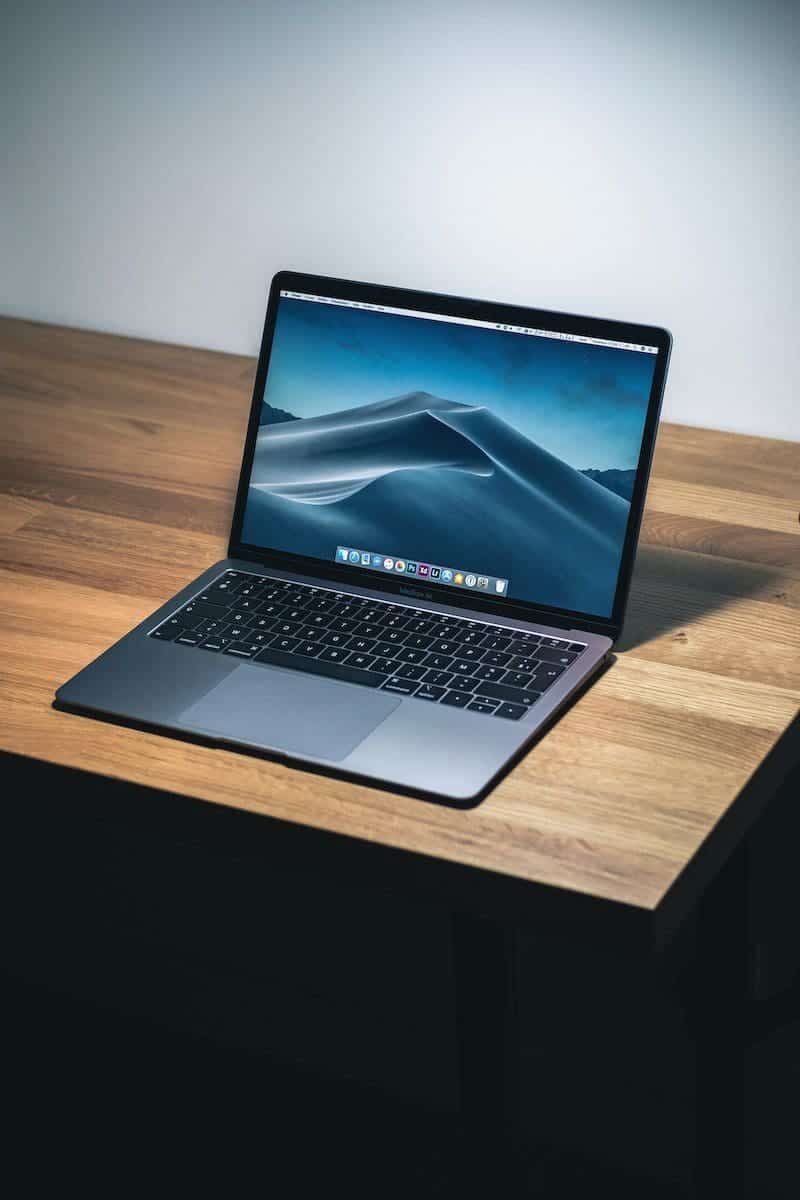 apple macbook pour