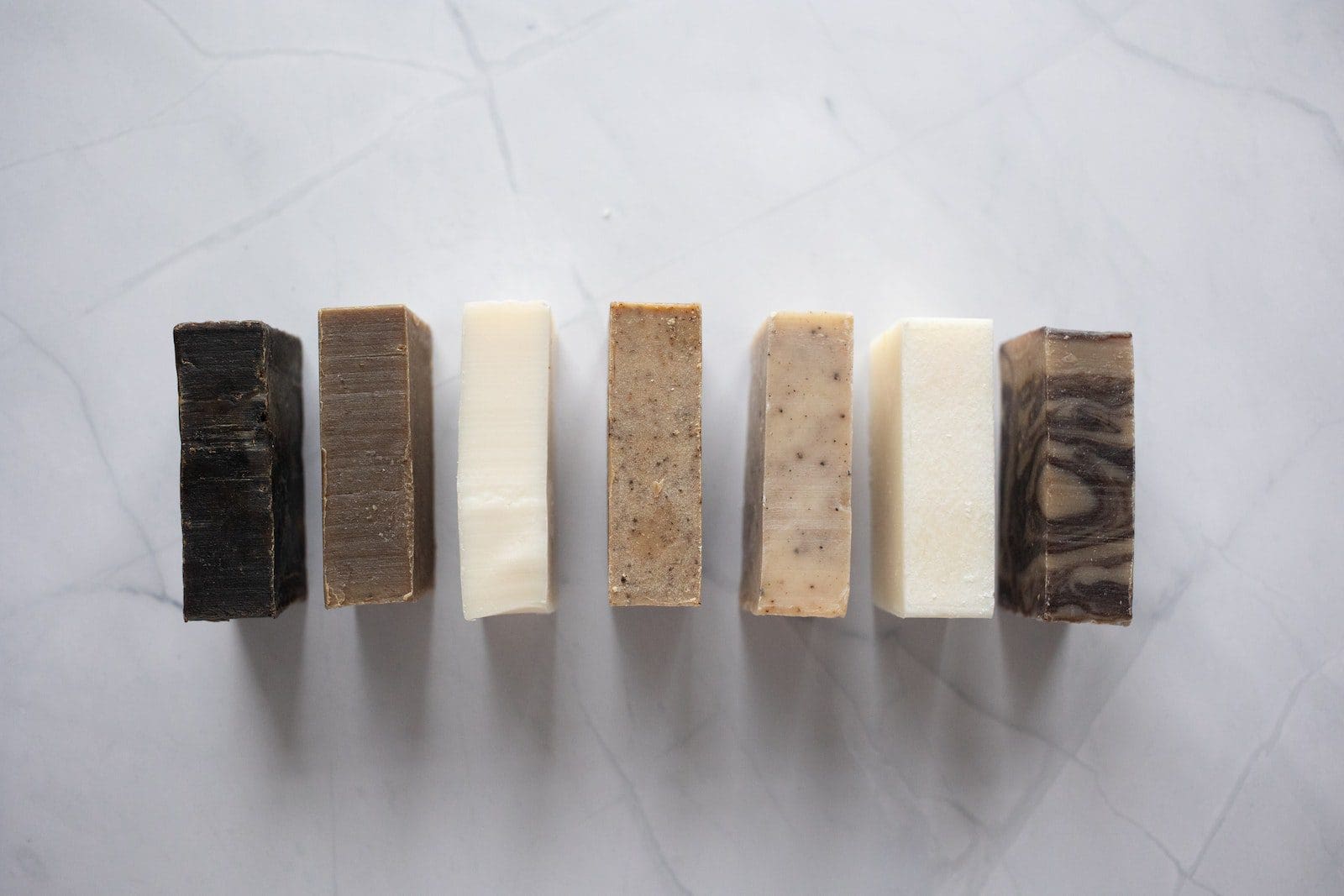 Coleção de sabonetes naturais colocados na mesa de mármore