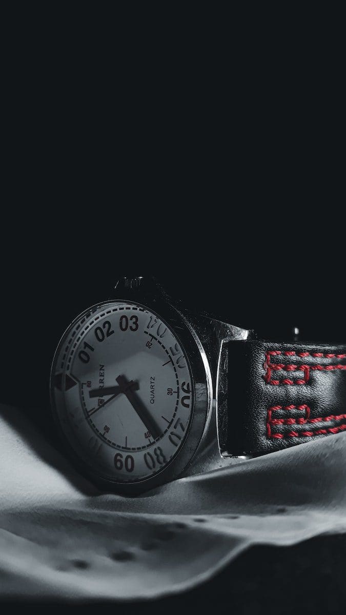 jam tangan analog bulat hitam dan perak