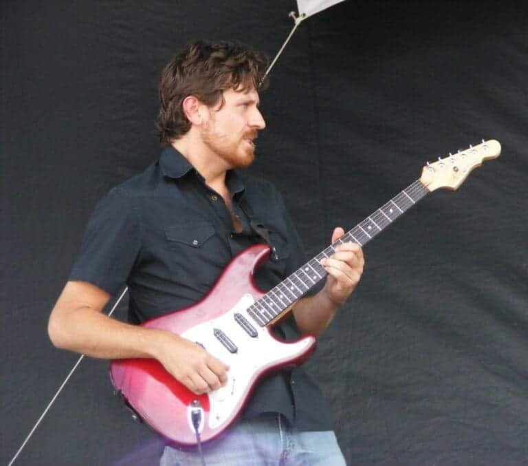 Rhythm vs Lead Guitar Difference and Comparison