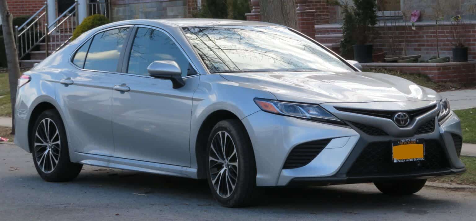 Toyota Camry SE vs LE Difference and Comparison