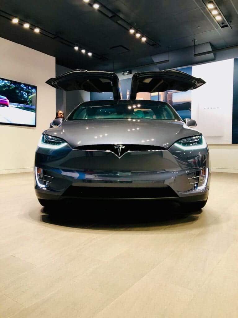 Tesla vs Gauss: erinevus ja võrdlus