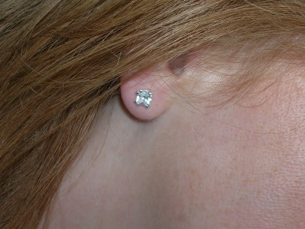 piercing traditionnel du lobe de l'oreille