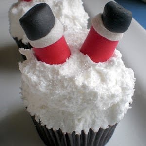 Cupcakes Christmas santa feet 06